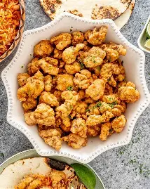 Chicharrón de Pollo + papas fritas + chaufa + cremas + ensalada // PERLA