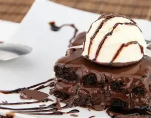 BROWNIE CON HELADO / DAYLO